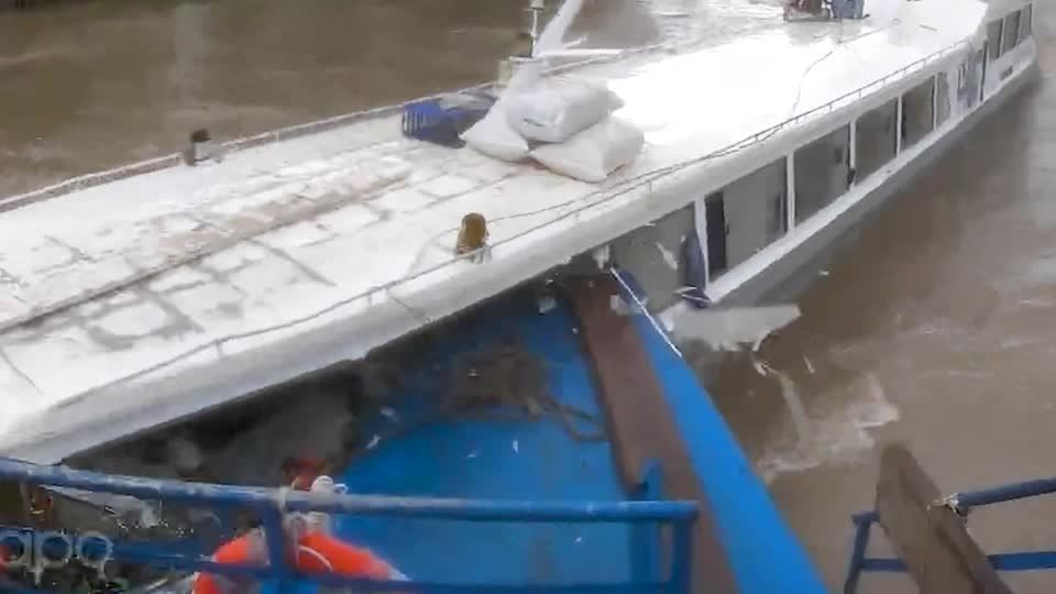 Vídeo mostra momento em que dois barcos colidem no Peru.