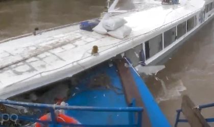 Vídeo flagra momento de forte colisão de barcos no Peru