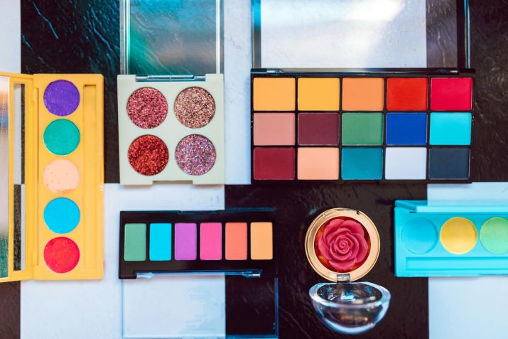 Cores vibrantes e muito glitter seguem em alta • Pexels