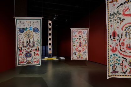 Pergaminhos em grande escala da artista indonésia Citra Sasmita são uma releitura moderna das pinturas tradicionais balinesas Kamasan