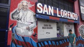 Muros ao redor do estádio do San Lorenzo prestam homenagem ao papa Francisco