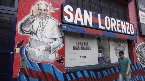 Muros ao redor do estádio do San Lorenzo prestam homenagem ao papa Francisco