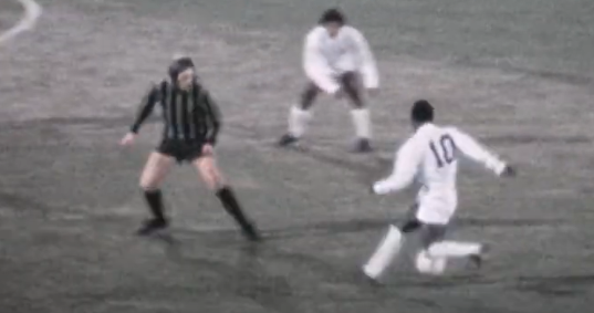 Pelé em ação contra o Plymouth em 1973