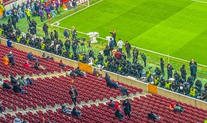 Clássico turco entre Galatasaray e Fenerbahce tem mais de 30 mil policiais