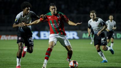 Talles Magno disputa bola em jogo contra a Portuguesa