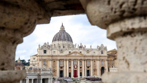 Vista geral da Praça de São Pedro no Vaticano.