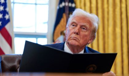 Trump assina ordem executiva que incentiva consumo de canudos de plástico