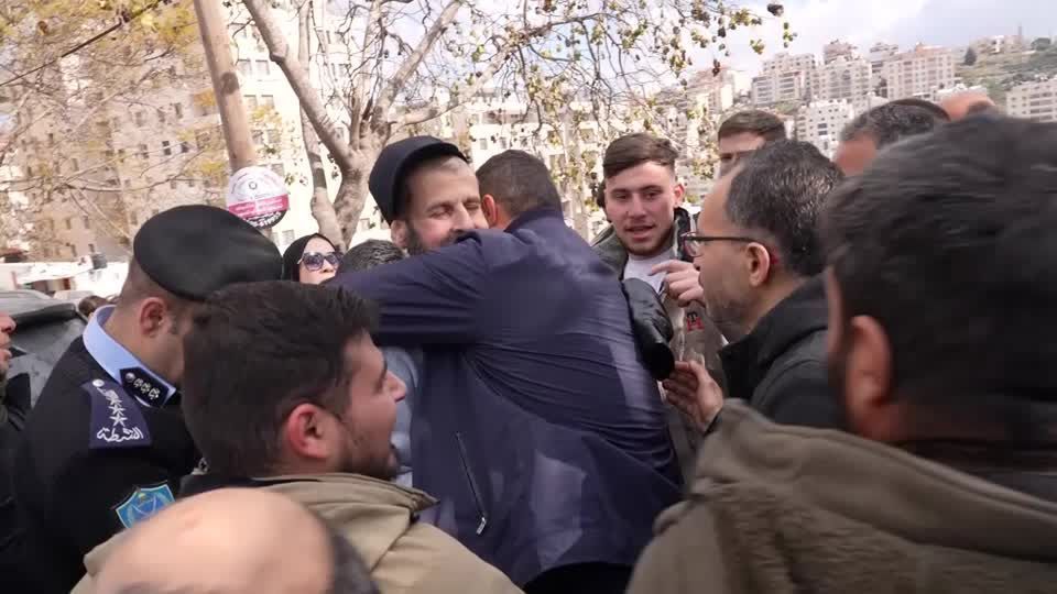 Prisioneiros palestinos chegando em Ramallah.