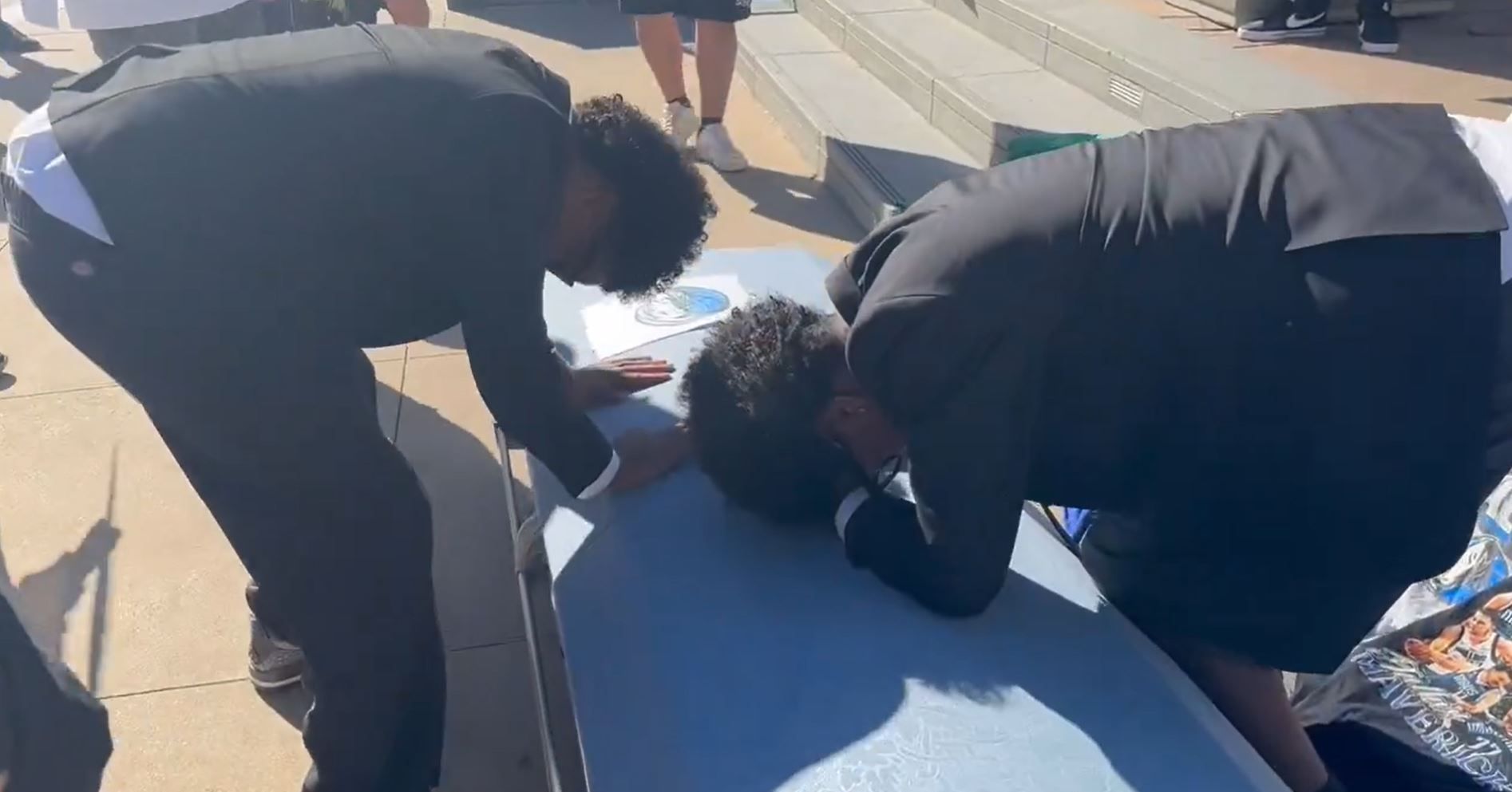 Torcida do Mavericks protesta contra diretoria