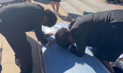 Caixão e revolta: torcida do Mavericks protesta contra troca de Doncic