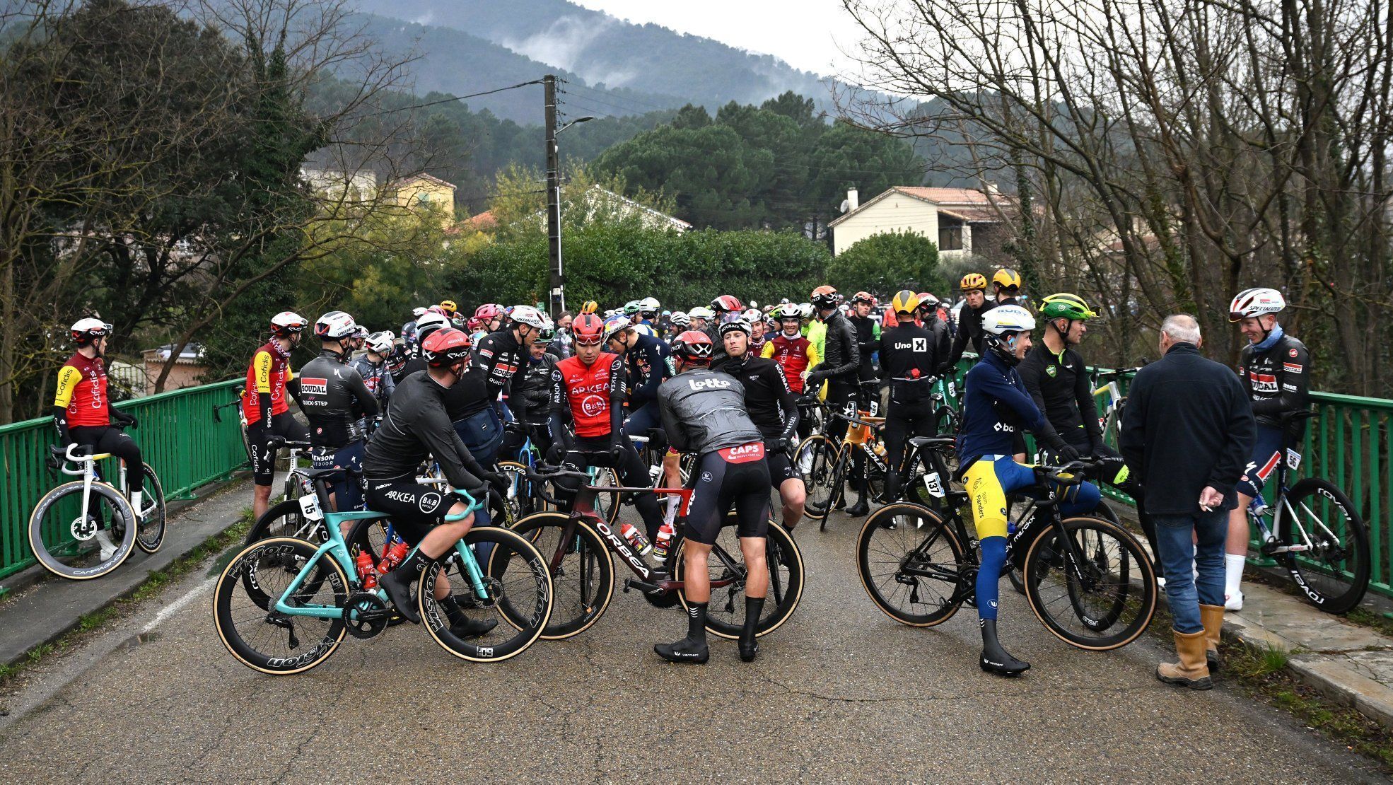 Ciclistas interromperam a prova em protesto