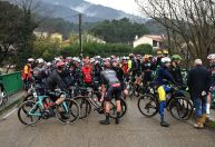 Carros invadem percurso de prova de ciclismo na França; veja vídeo
