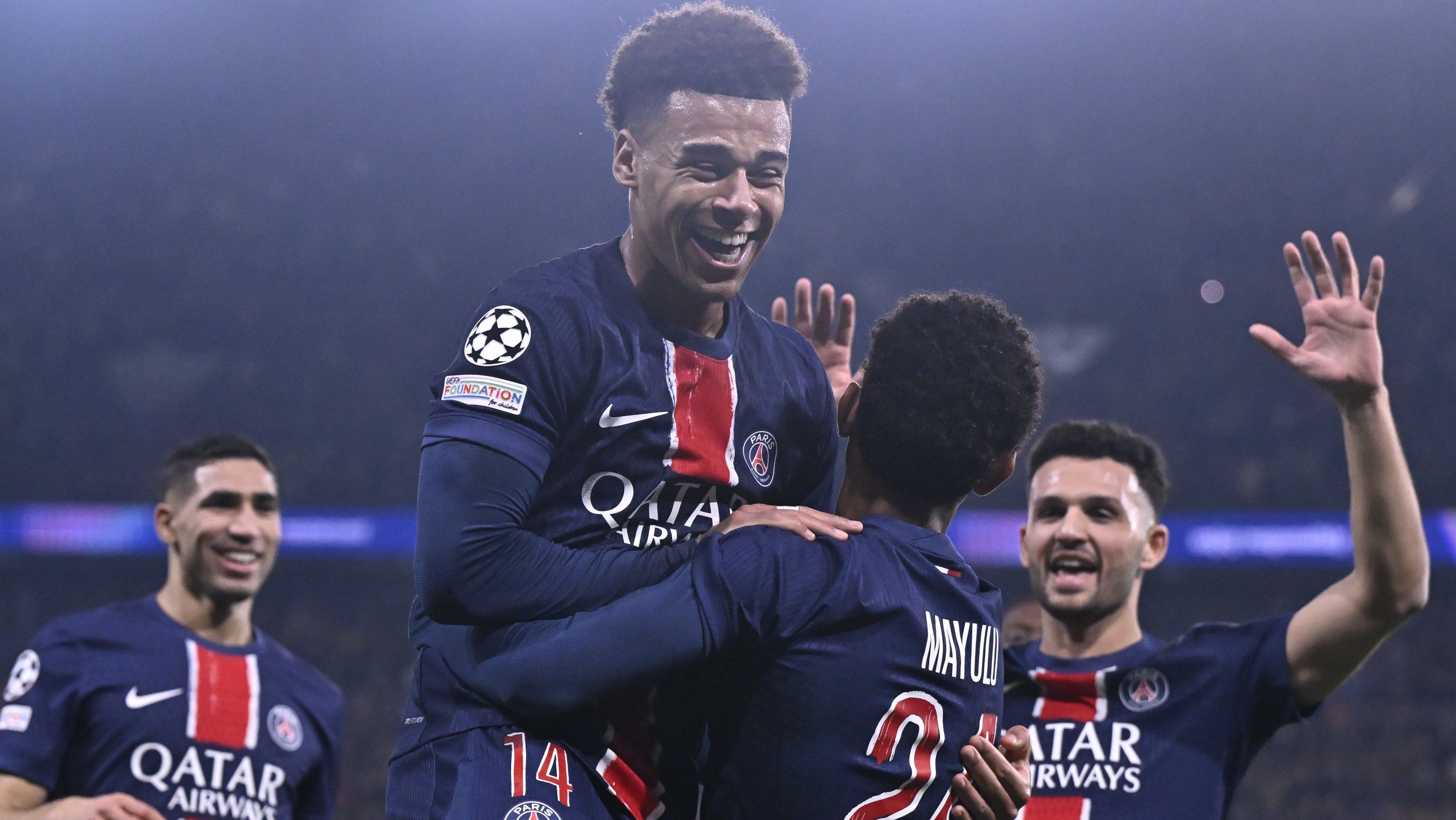 Jogadores do PSG comemoram um dos gols da goleada sobre o Brest pela Champions League