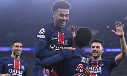Jogadores do PSG comemoram um dos gols da goleada sobre o Brest pela Champions League