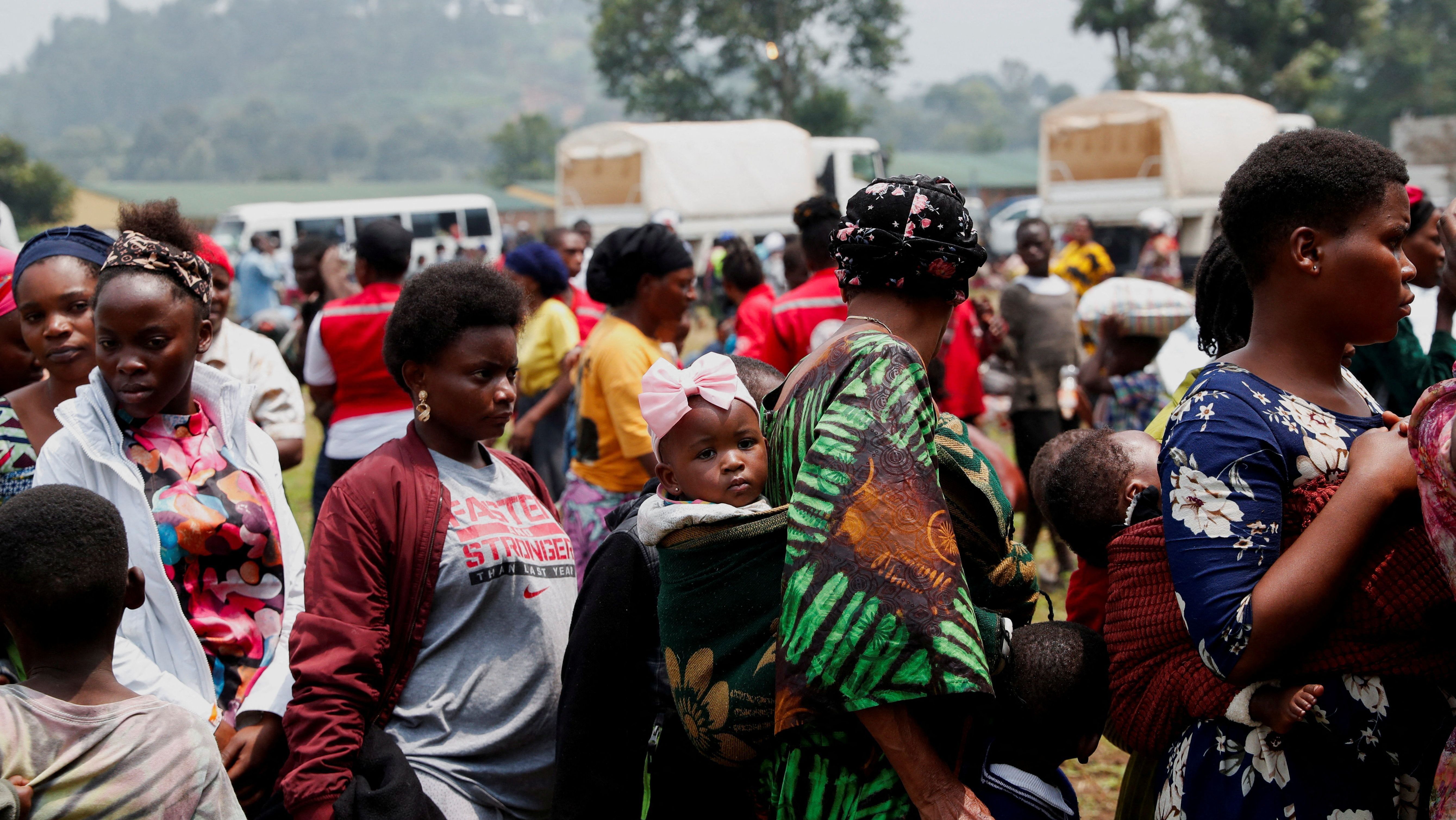 Refugiados saindo do leste da República Democrática do Congo devido ao aumento dos combates em Goma.