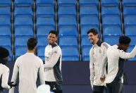 Courtois dá rolinho em Bellingham em treino do Real Madrid; vídeo