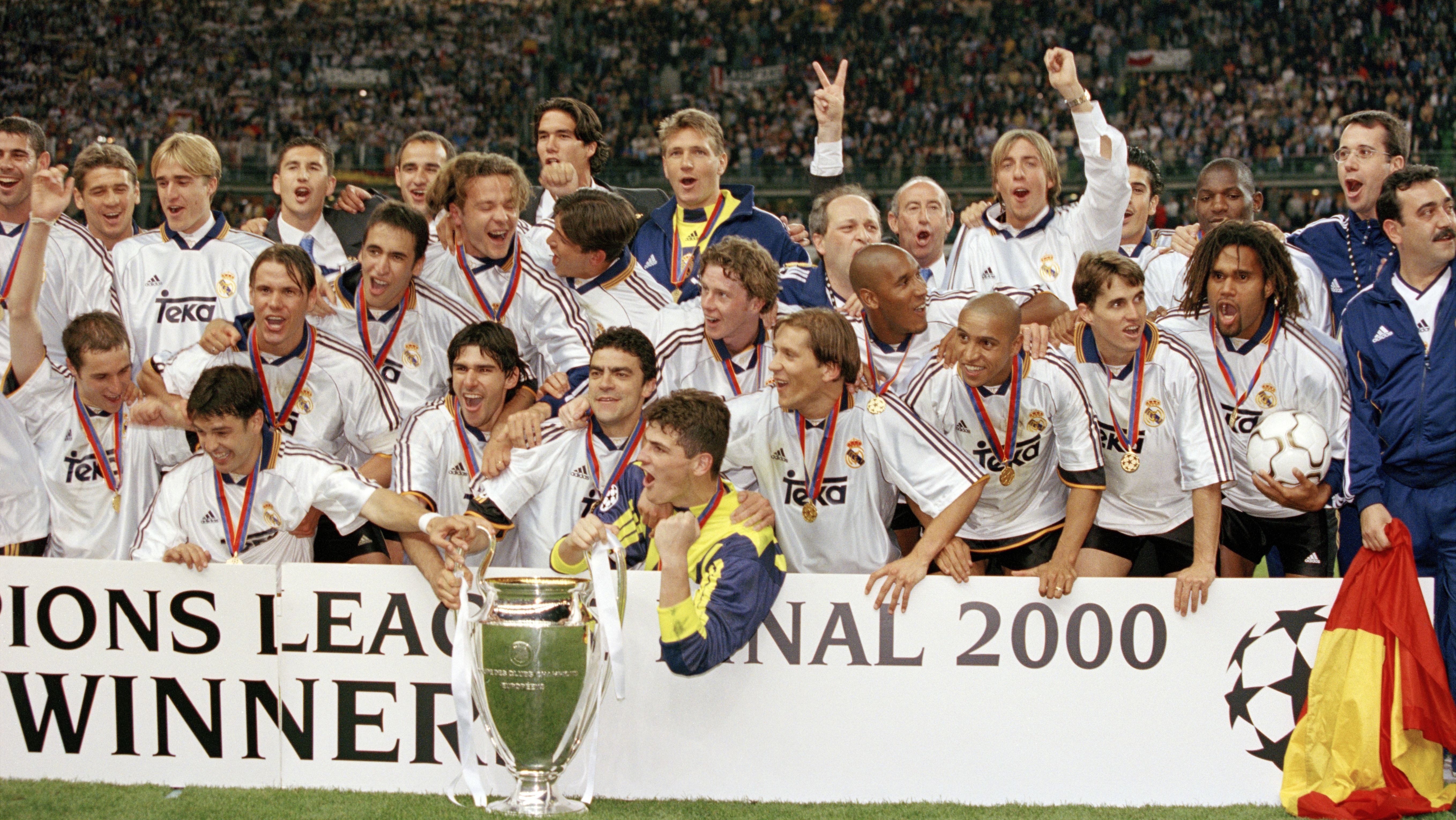 Time do Real Madrid comemorando título da Champions League em 2000