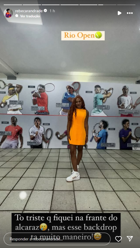 Rebeca Andrade aproveitou para tirar foto no mural com diversos tenistas no Rio Open • Reprodução/Instagram/Rebeca Andrade