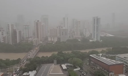 Com fortes chuvas, Recife entra em estágio de alerta; veja vídeos