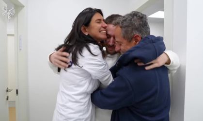 "Sonhei tanto com isso, vocês não têm ideia", diz refém israelense libertado pelo Hamas ao abraçar os pais.