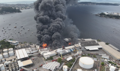 Incêndio de grandes proporções atinge fábrica de óleo na Ilha do Governador