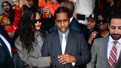 Rihanna e A$AP Rocky foram vistos do lado de fora do tribunal onde o rapper foi julgado na terça-feira (18)