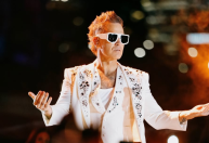 Robbie Williams diz que fotos com fãs o deixam ansioso: "Me assusta"