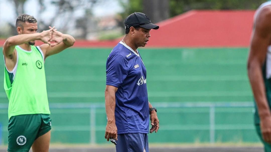 Rodrigo Chagas, técnico do Jacuipense, prepara a equipe para enfrentar o Barcelona de Ilhéus
