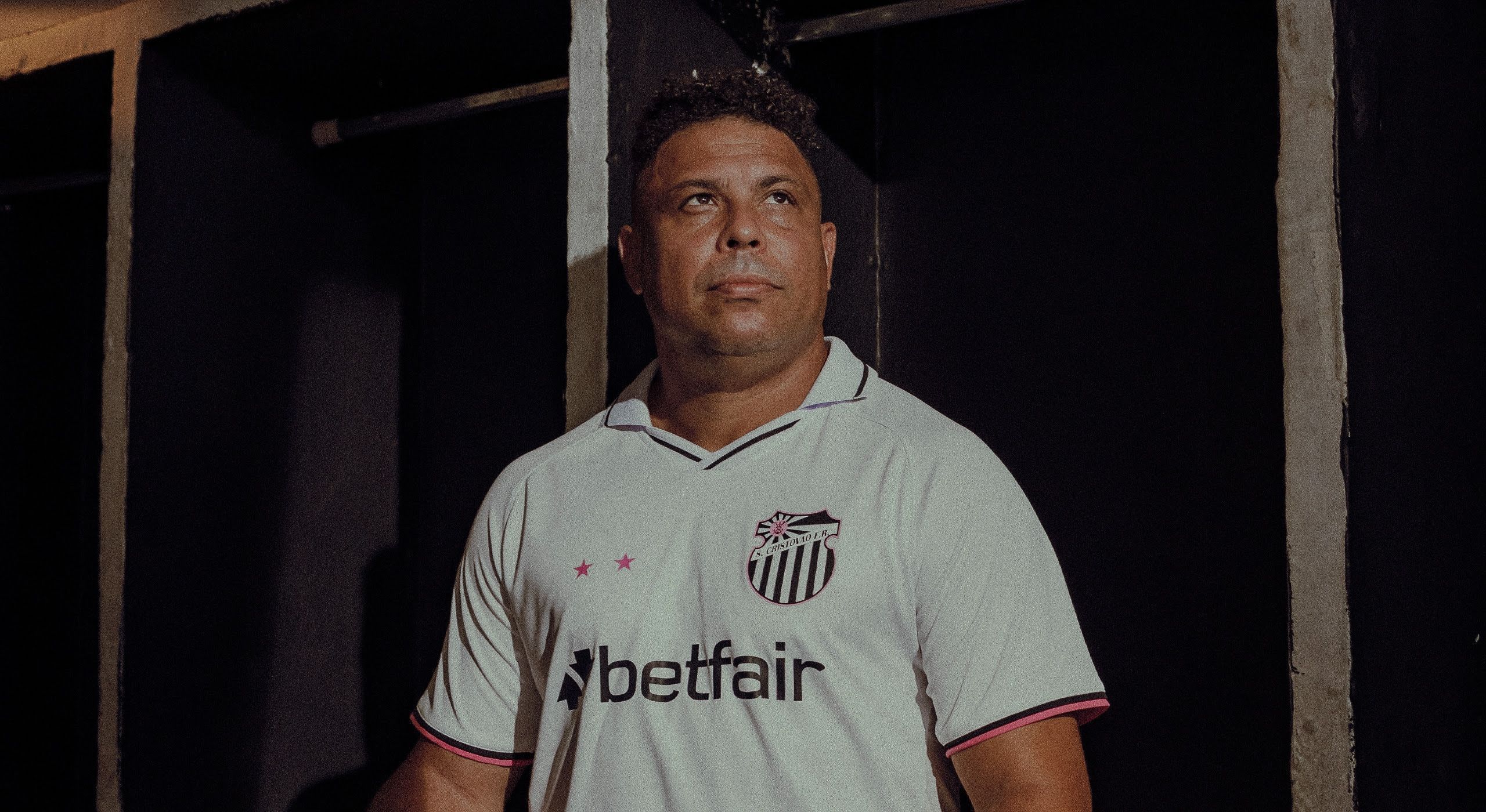 São Cristóvão lança camisa em homenagem a Ronaldo Fenômeno; veja