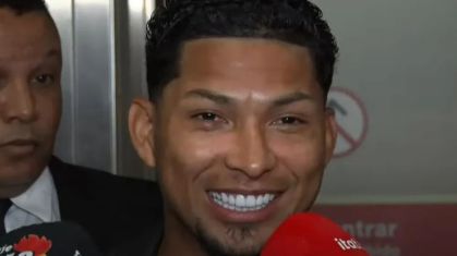 Rony, novo reforço do Atlético, no desembarque em BH