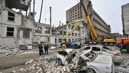 Equipes de resgate em local onde um edifício foi fortemente danificado por um ataque com mísseis russos em Zaporizhzhia, na Ucrânia, em 11 de dezembro de 2024.