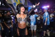 Sabrina Sato se transforma em "Elvira, Rainha das Trevas"; veja o look