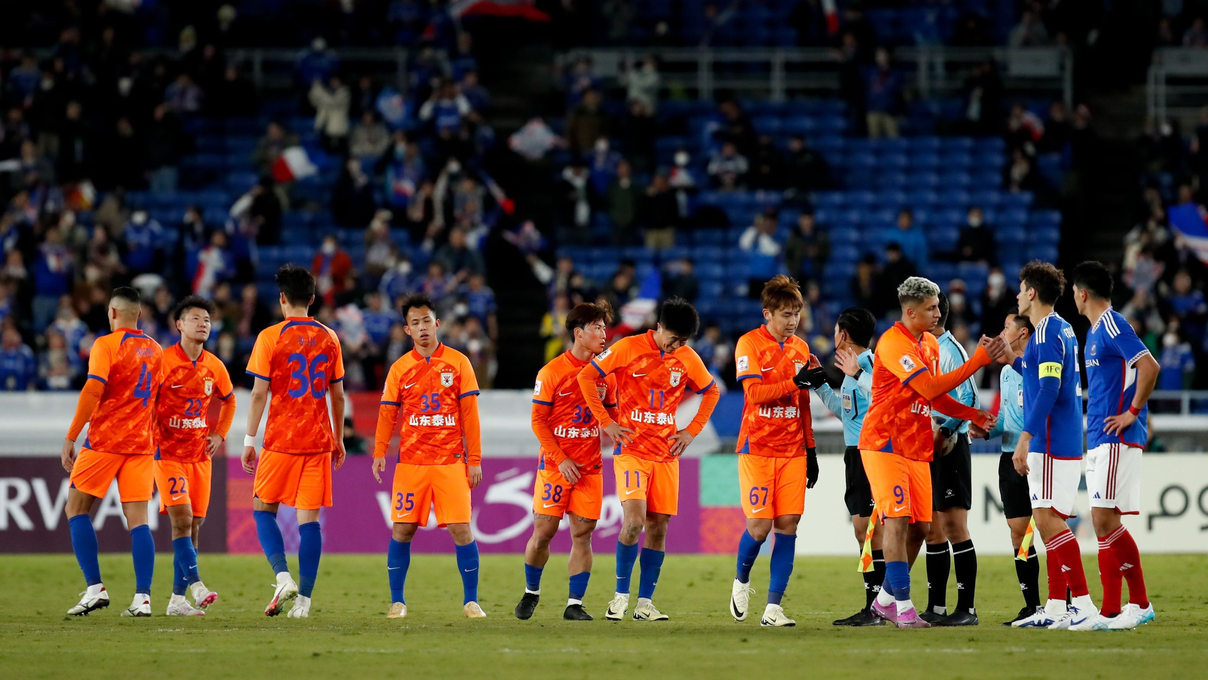 Jogadores do Shandong Taishan em jogo contra o Yokohama Marinos