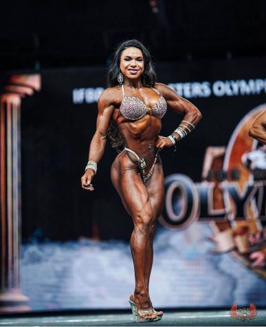 Simara Walter competiu no Masters Olympia em 2023 • Reprodução/Simara Walter