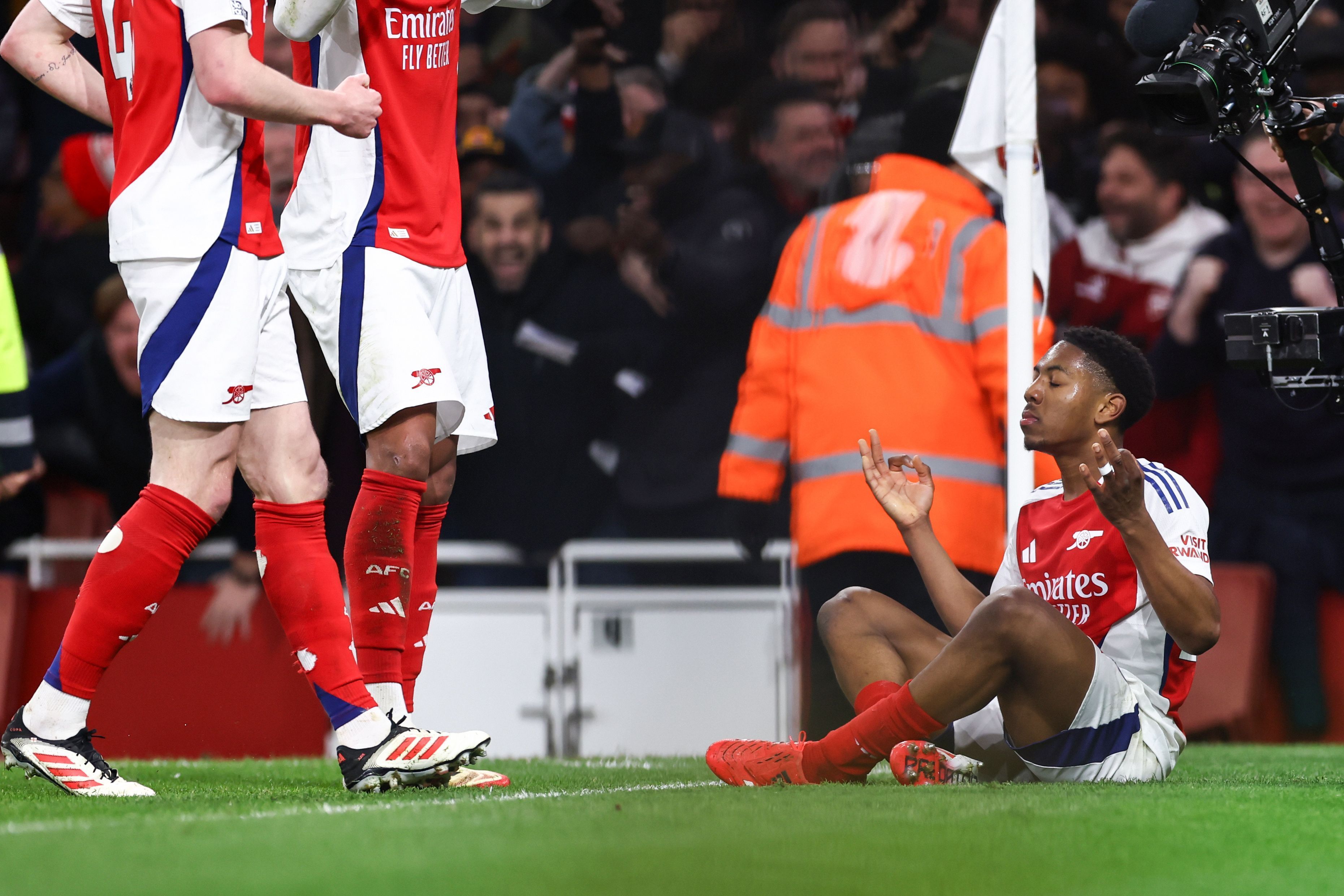 Lewis-Skelly imita Haaland na comemoração do gol do Arsenal