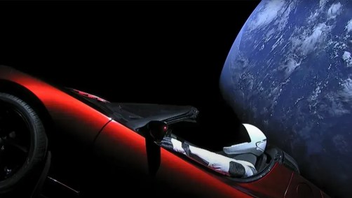 Vista do Tesla Roadster de Elon Musk, com um manequim apelidado de "Starman" ao volante, é vista durante a transmissão ao vivo do lançamento inaugural do Falcon Heavy da SpaceX em 6 de fevereiro de 2018