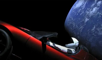 Vista do Tesla Roadster de Elon Musk, com um manequim apelidado de "Starman" ao volante, é vista durante a transmissão ao vivo do lançamento inaugural do Falcon Heavy da SpaceX em 6 de fevereiro de 2018
