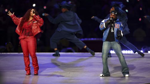 Kendrick Lamar recebeu SZA no show do intervalo do Super Bowl no domingo (9)