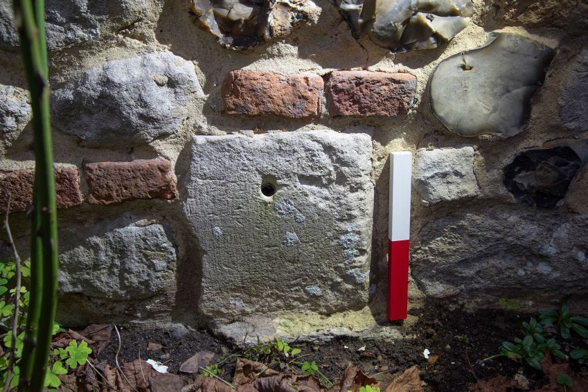 Aqui é mostrado um relógio de sol medieval que foi encontrado construído na casa de pé. Relógios de sol são encontrados regularmente em igrejas que datam do final do período anglo-saxão e início do período normando • Duncan W Wright/Newcastle University/Where Power Lies