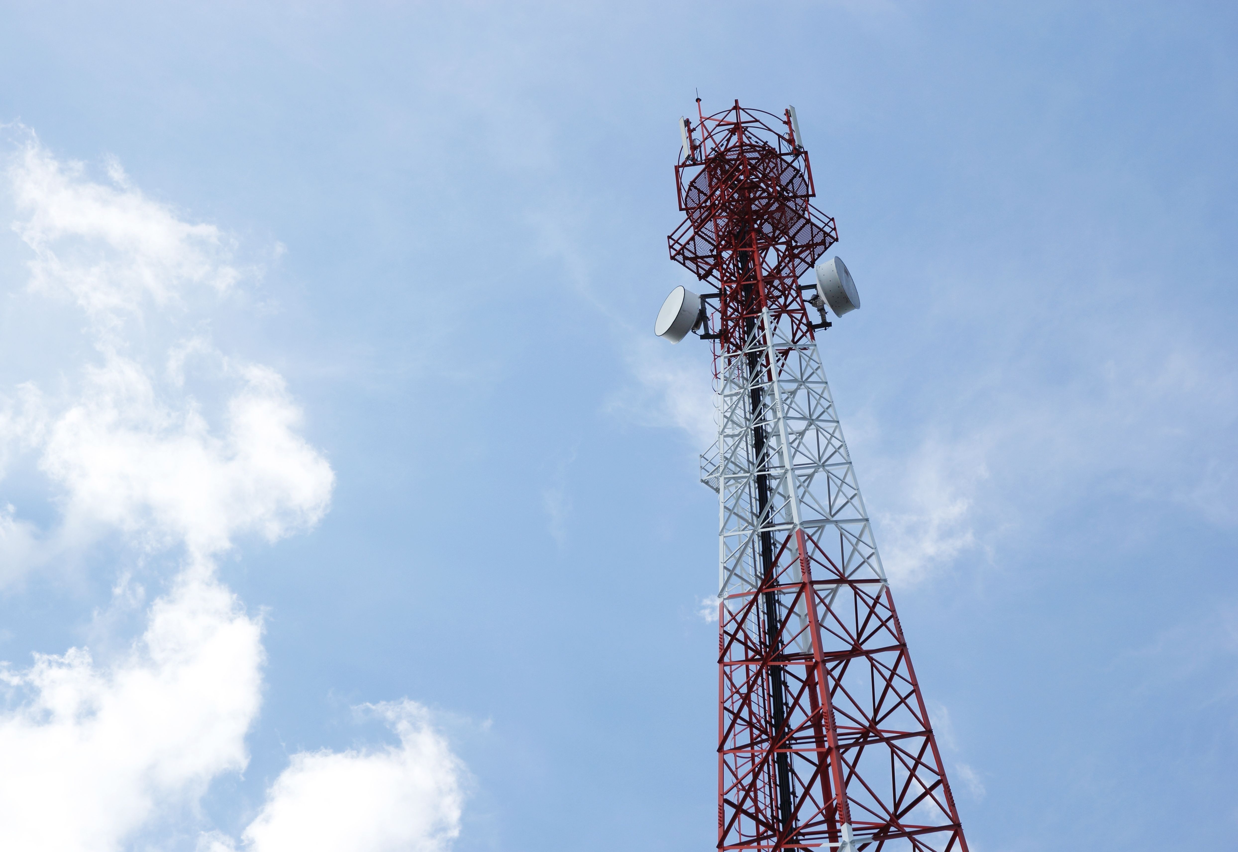 Telecommunications antenna for radio, television and telephone w