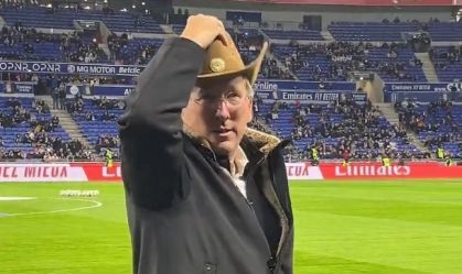John Textor com chapéu de caubói antes de Lyon x PSG