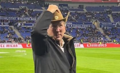 John Textor com chapéu de caubói antes de Lyon x PSG