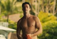 Filho de Arnold Schwarzenegger aparece pelado em série e imagens repercutem