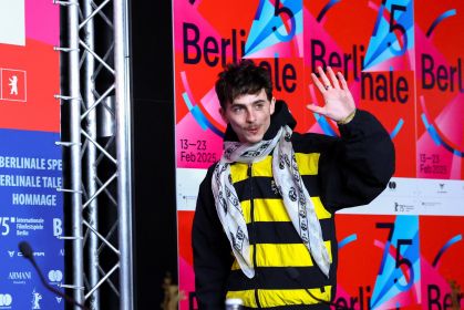 14/02/2025 - Timothée Chalamet acena no Festival de Cinema de Berlim
