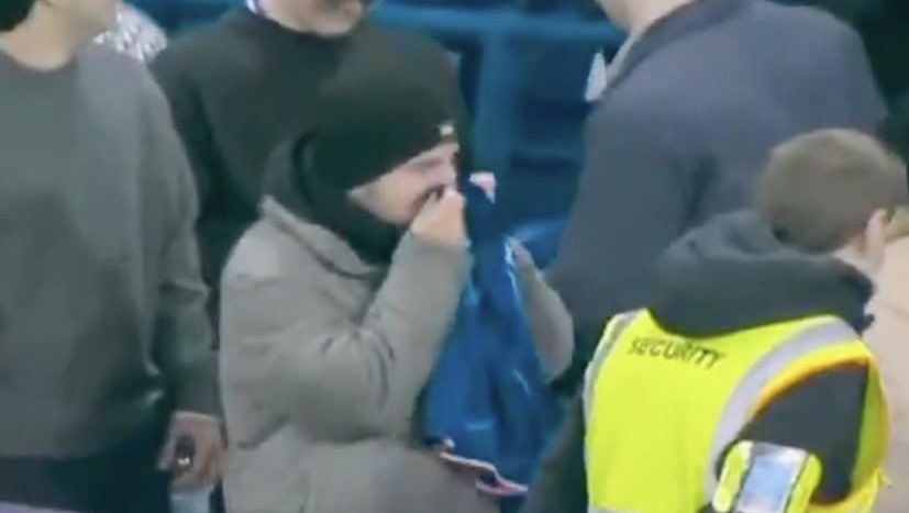 Torcedor do Chelsea cheira calção de Enzo Fernández