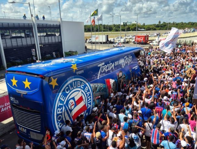Torcida do Bahia faz a festa no aeroporto de Salvador