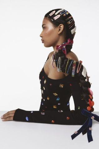 Tranças com acessórios para o Carnaval 2025 • Reprodução/Pinterest