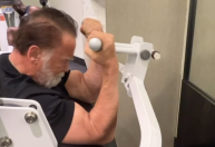 Aos 77, Schwarzenegger surpreende web com treino: "Queria essa disposição"