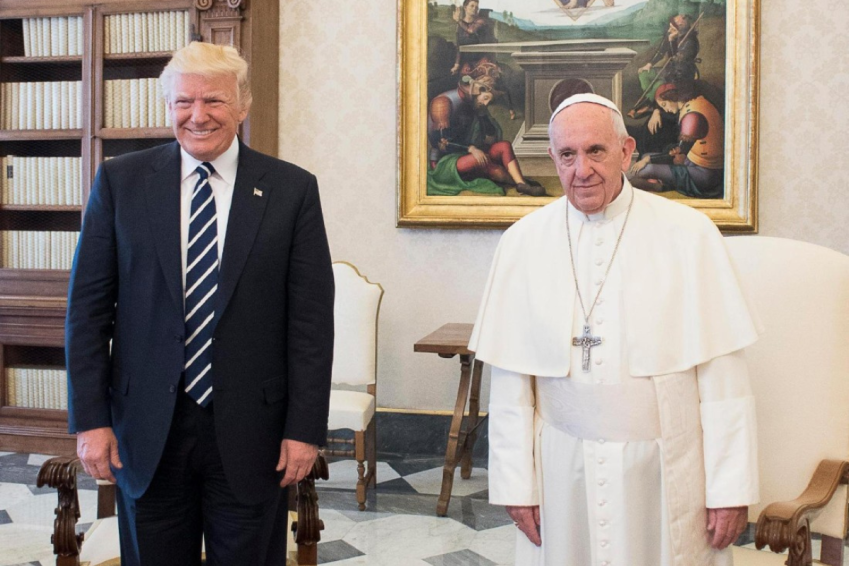 Donald Trump e Papa Franscisco em visita do presidente americano ao Vaticano em 2017, durante seu primeiro mandato • Foto: Osservatore Romano/EPA