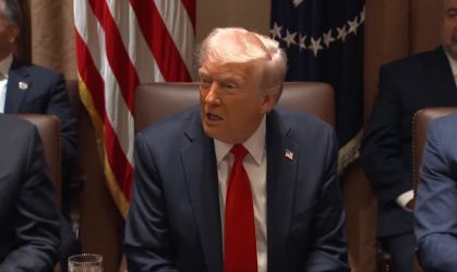Trump assina ação que congela cartões de crédito de servidores por 30 dias